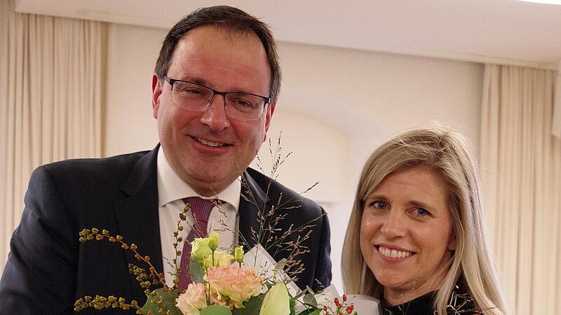 Blumen f&uuml;r Regierungsdirektorin Tanja Dehler von Staatssekret&auml;r Martin Sch&ouml;ffel.
