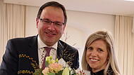 Blumen für Regierungsdirektorin Tanja Dehler von Staatssekretär Martin Schöffel.