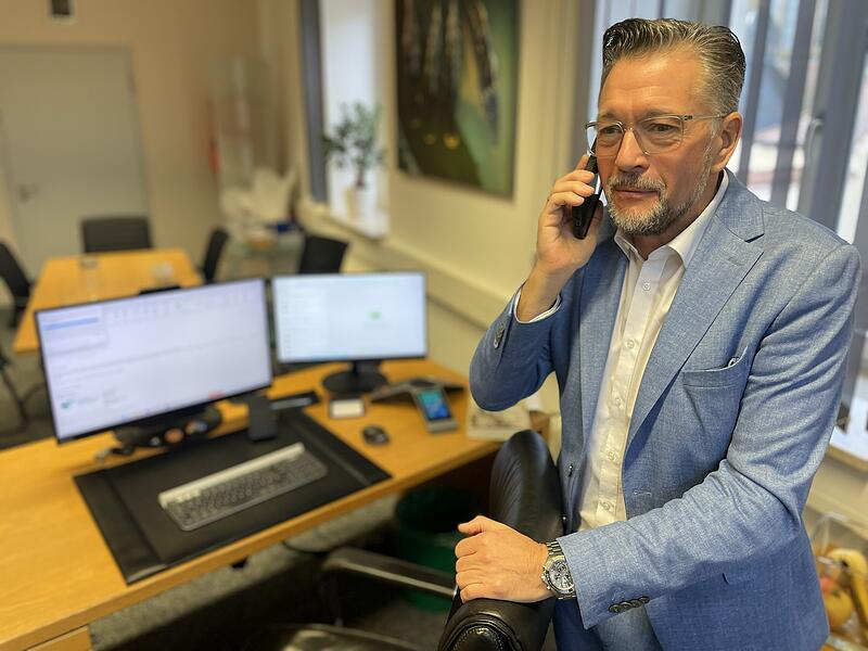 Karsten Fischkal (Freie W&auml;hler) telefoniert in seinem B&uuml;ro in Adelsdorf gerne im Stehen. Nach drei Amtszeiten als B&uuml;rgermeister hat sich der Politiker dazu entschlossen als Landratskandidat f&uuml;r Erlangen-H&ouml;chstadt zu kandidieren.