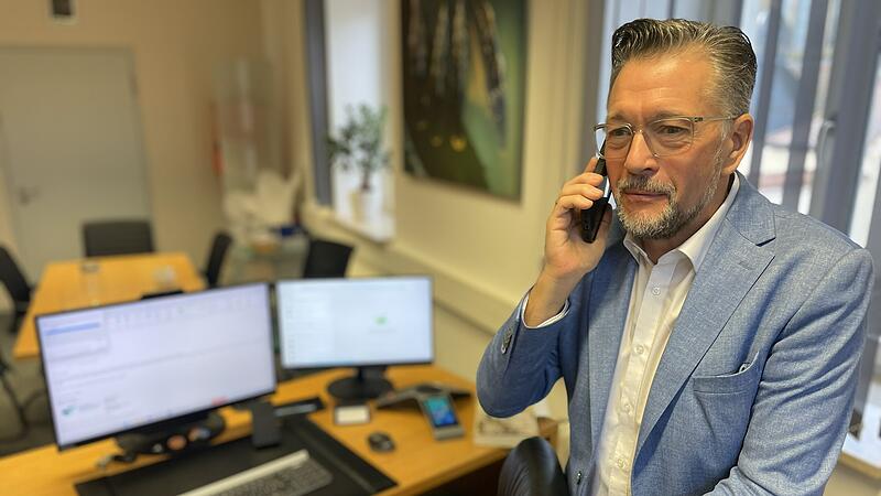 Karsten Fischkal (Freie W&auml;hler) telefoniert in seinem B&uuml;ro in Adelsdorf gerne im Stehen. Nach drei Amtszeiten als B&uuml;rgermeister hat sich der Politiker dazu entschlossen als Landratskandidat f&uuml;r Erlangen-H&ouml;chstadt zu kandidieren.