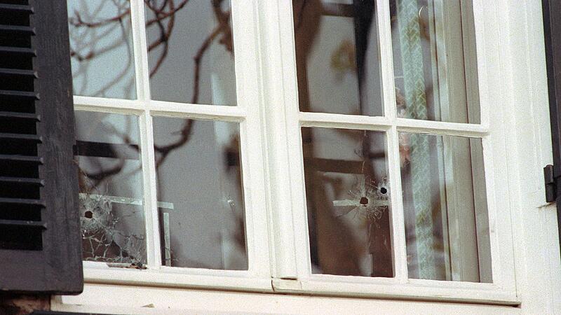 Am 1. April 1991 wurde der Vorsitzende der Berliner Treuhandanstalt, Detlev Karsten Rohwedder, durch das Fenster seines Hauses in Düsseldorf von Mitgliedern der RAF erschossen. Am 1. April 1991 wurde der Vorsitzende der Berliner Treuhandanstalt, Detlev Karsten Rohwedder, durch das Fenster seines Hauses in Düsseldorf von Mitgliedern der RAF erschossen.