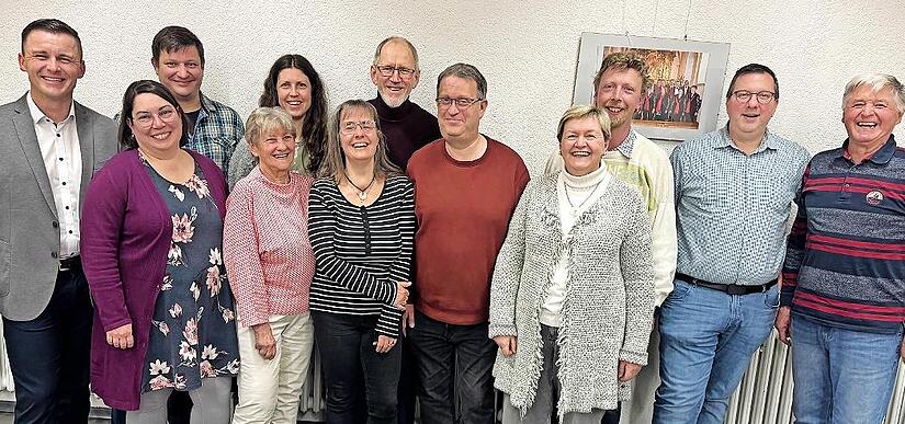 B&uuml;rgermeister Stefan Heinlein (links) gratuliert dem neuen Vorstand.