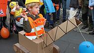 Einen Bagger verkörperte dieser Junge beim Marktbreiter Faschingsumzug.