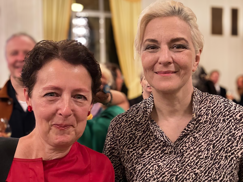 Wie so viele warteten die G&auml;ste gespannt auf die Schauspielerin Martina Gedeck. Die zeigte sich beim Empfang sehr nahbar - und die Bad Kissinger Fotografin Dawn H&auml;nsch war gl&uuml;cklich, mit ihr ein paar Worte wechseln zu d&uuml;rfen.
