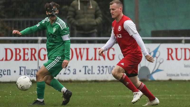 Der Kapitän mit der Maske: Konstantin Frey (links) vom SV Kürnach wird vom Kitzinger Spielertrainer Dennis Ketturkat verfolgt.