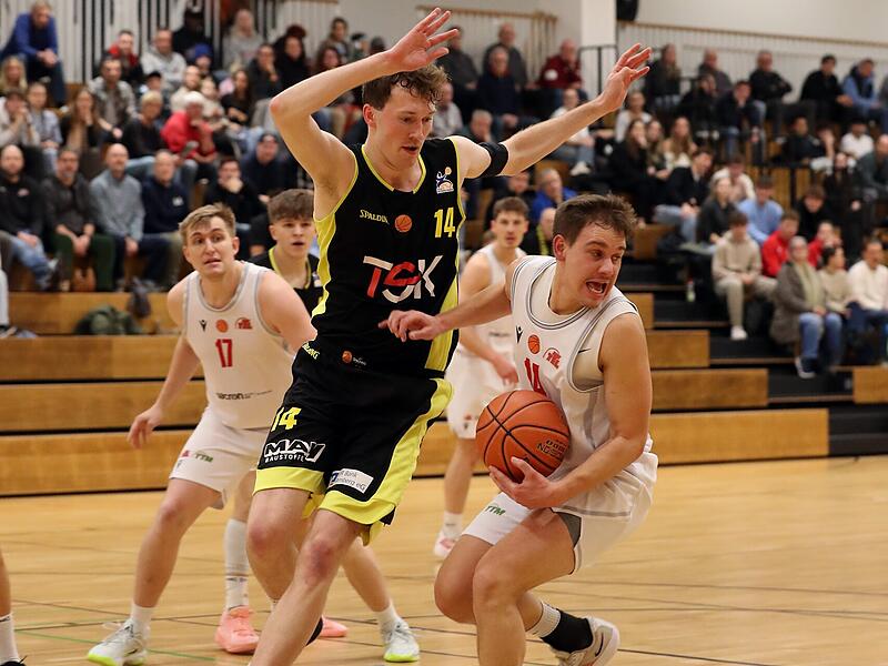 Henning Nieslon (schwarz) blockiert den Weg des Bambergers Chris Dippold Henning Nieslon (schwarz) blockiert den Weg des Bambergers Chris Dippold