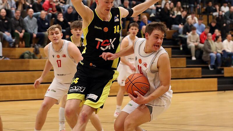 Henning Nieslon (schwarz) blockiert den Weg des Bambergers Chris Dippold