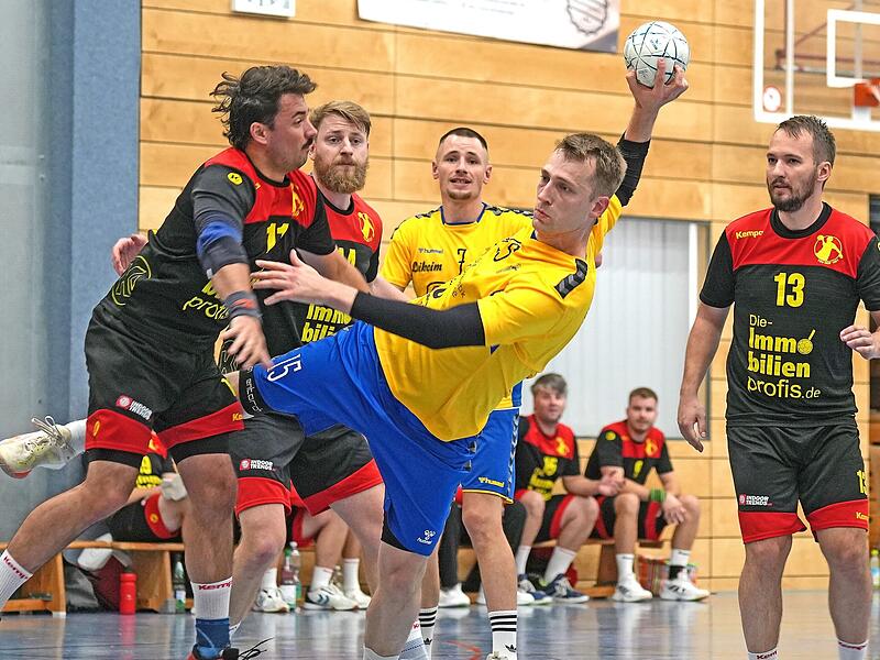 Einen guten Eindruck im Kunstadter Trikot hat Neuzugang Joschka Eith (am Ball) bisher hinterlassen. Doch auch er wird sich am Sonntag gegen den TV Gefrees strecken m&uuml;ssen, damit die HGK m&ouml;glichst schnell den Weg aus dem Tabellenkeller der Bezirksoberliga findet.