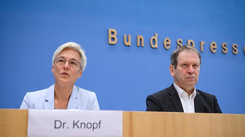 Der Expertenrat f&uuml;r Klimafragen sagt, dass die geplanten Ma&szlig;nahmen zur Reduktion von Treibhausgasen in Deutschland nicht ausreichen. Vorgestellt wurden die Ergebnisse  von Hans-Martin Henning (r., Vorsitzender des Expertenrats) und Brigitte Knopf ...