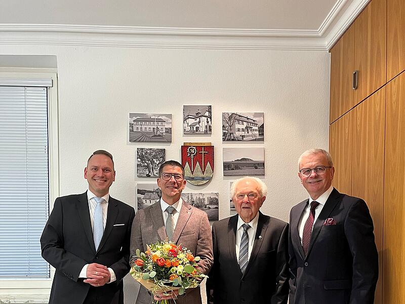 In Oberthulba fiebern auch die Alt-B&uuml;rgermeister bei der Kommunalwahl mit Matthias H&uuml;ttl mit.