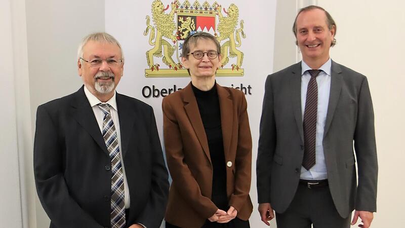 Wechsel an der Spitze des Landgerichts Coburg: die bisherige Präsidentin Ursula Haderlein mit ihrem Nachfolger Raffaele Trotta (rechts). Links der Präsident des Oberlandesgerichts Bamberg, Lothar Schmitt. Wechsel an der Spitze des Landgerichts Coburg: die bisherige Präsidentin Ursula Haderlein mit ihrem Nachfolger Raffaele Trotta (rechts). Links der Präsident des Oberlandesgerichts Bamberg, Lothar Schmitt.