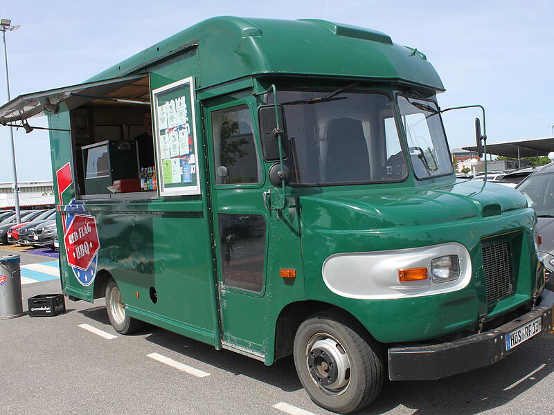 Michael Gröschel ist mit seinem Foodtruck "Red Flag BBQ" in der ganzen Region unterwegs.1000 Jahre Ailsbach: Die Oldtimer glänzten und tuckerten um die Wette Michael Gröschel ist mit seinem Foodtruck "Red Flag BBQ" in der ganzen Region unterwegs.