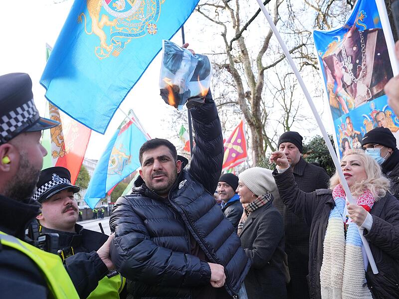 Ein Demonstrant verbrennt ein Bild von Ali Chamenei, Oberster F&uuml;hrer des Iran, w&auml;hrend einer Demonstration vor der iranischen Botschaft in London.
