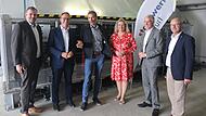 Geschäftsführer der Stadtwerke Haßfurt Norbert Zösch (mitte) erklärt den Landtagsabgeordneten Martin Mittag, Benjamin Miskowitsch, Kerstin Schreyer, Steffen Vogel und Alexander König die Funktionsweise der Power-to-gas-Anlage Haßfurt.