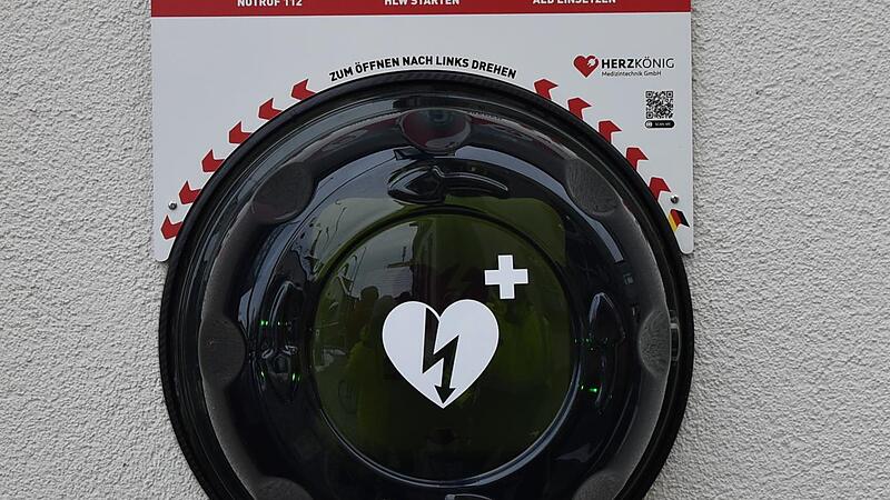 Ein Defibrillator in Form von „AED“ (automatisierter externer Defibrillator) wurde für lebensrettende Maßnahmen am Rathausplatz in Knetzgau rechts neben dem Eingangsbereich zur Sparkasse installiert. Ein Defibrillator in Form von „AED“ (automatisierter externer Defibrillator) wurde für lebensrettende Maßnahmen am Rathausplatz in Knetzgau rechts neben dem Eingangsbereich zur Sparkasse installiert.