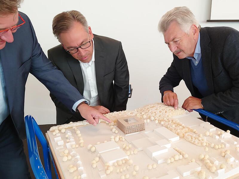 Kreisbaumeister Thomas Lux erläutert Landrat Alexander Tritthart und Kreisrat Bernhard Schwab (von links) das Modell des neuen Gymnasiums, das in Spardorf gebaut werden soll. Kreisbaumeister Thomas Lux erläutert Landrat Alexander Tritthart und Kreisrat Bernhard Schwab (von links) das Modell des neuen Gymnasiums, das in Spardorf gebaut werden soll.