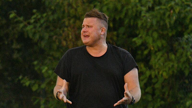 So kennt man ihn: Der Arnsteiner Trainer Sven Walther leidet 90 Minuten am Spielfeldrand mit seiner Mannschaft mit.