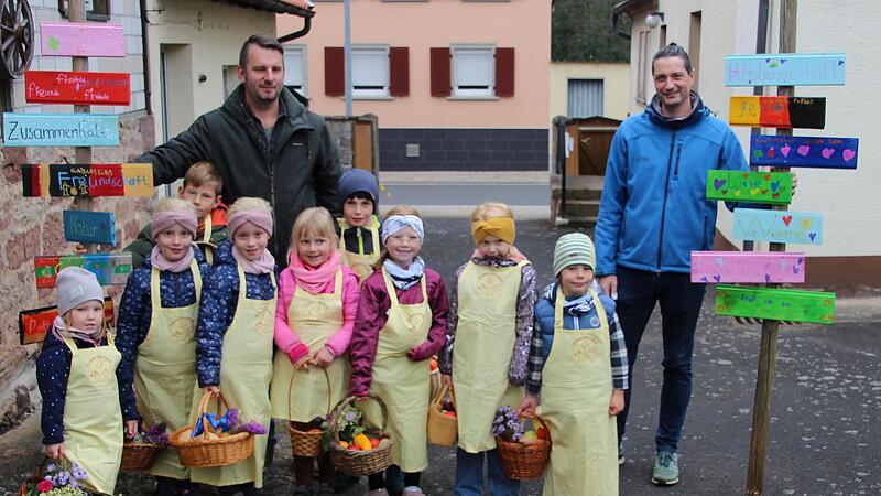 Die Jüngsten im Verein  nahmen mit Gabenkörbchen, Gartenschürze und selbstgebastelten Tafeln mit Leittexten sowohl am Gottesdienst wie auch am Fest auf dem Vereinsgelände teil.