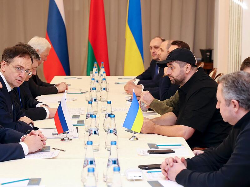 Das von der belarussischen Staatsagentur BelTA verbreitete und von AP zur Verfügung getellte Bild zeigt Wladimir Medinski (2.v.l), Leiter der russischen Delegation, und David Arachamija (3.v.r), Fraktionsvorsitzender der Präsidentenpartei im ukrainischen Parlament, während sie an den Friedensgesprächen in der Region Gomel teilnehmen. Die russische und die ukrainische Delegation sind am Montag, 28.02.2022, zu Gesprächen zusammengekommen. Das Treffen findet in der Region Gomel an den Ufern des Flusses Pripjat statt.
