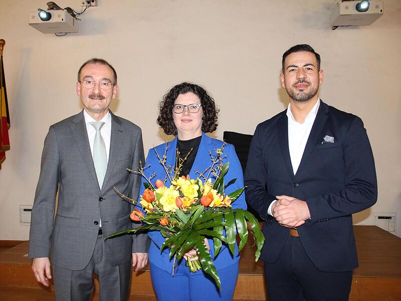 Brigitte Flanderijn wird Leiterin des neuen Referats für Finanzen, Personal und IT bei der Stadt Coburg – und zwar als berufsmäßige Stadträtin. Nach ihrer Wahl gratulierten Zweiter Bürgermeister Hans-Herbert Hartan (links) und Dritter Bürgermeiste... Brigitte Flanderijn wird Leiterin des neuen Referats für Finanzen, Personal und IT bei der Stadt Coburg – und zwar als berufsmäßige Stadträtin. Nach ihrer Wahl gratulierten Zweiter Bürgermeister Hans-Herbert Hartan (links) und Dritter Bürgermeiste...