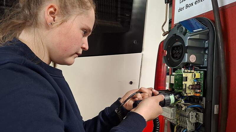 Elektronikerin Lisa Schmitt am Werk