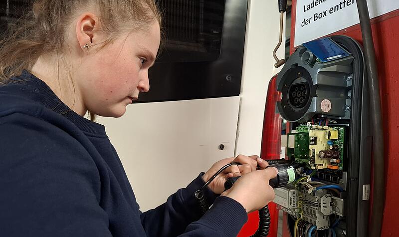 Elektronikerin Lisa Schmitt am Werk