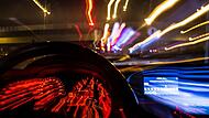 Im Graben kam das Auto schließlich auf den Rädern zum Stehen. Im Graben kam das Auto schließlich auf den Rädern zum Stehen.