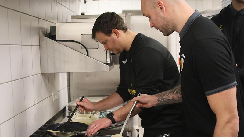 Ungewohnte Bilder: Coburgs Torjäger Florian Billek (vorne) und Co-Trainer Silvio Krause an der Herdplatte und nicht auf dem Handballfeld. Hier bereiten Billek und Krause Pancakes zu. Ungewohnte Bilder: Coburgs Torjäger Florian Billek (vorne) und Co-Trainer Silvio Krause an der Herdplatte und nicht auf dem Handballfeld. Hier bereiten Billek und Krause Pancakes zu.