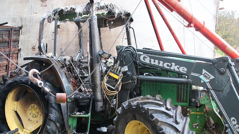 Ausgebrannt ist dieser in der Scheune geparkte Traktor.