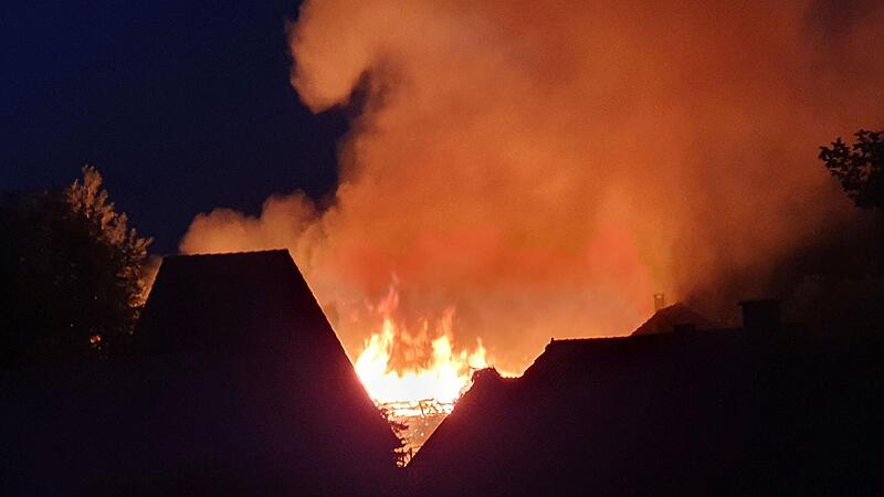 Die Scheune in Altenreuth stand lichterloh in Flammen, die Rauchs&auml;ule war am Abendhimmel weithin zu sehen.