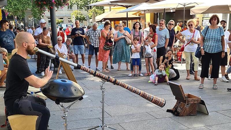 Innenstadtbelebung par excellence: Veranstaltungen wie der Pflasterklang des KulturPackts sind von großer Bedeutung auch für die Händlerinnen und Händler in der Stadt. Innenstadtbelebung par excellence: Veranstaltungen wie der Pflasterklang des KulturPackts sind von großer Bedeutung auch für die Händlerinnen und Händler in der Stadt.