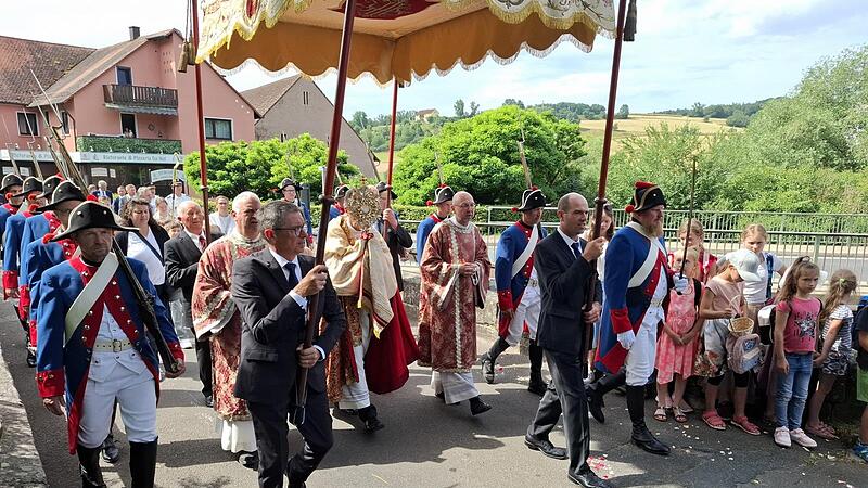 Erzbischof G&ouml;ssl tr&auml;gt die Monstranz durch die Stra&szlig;en von Burgwindheim.