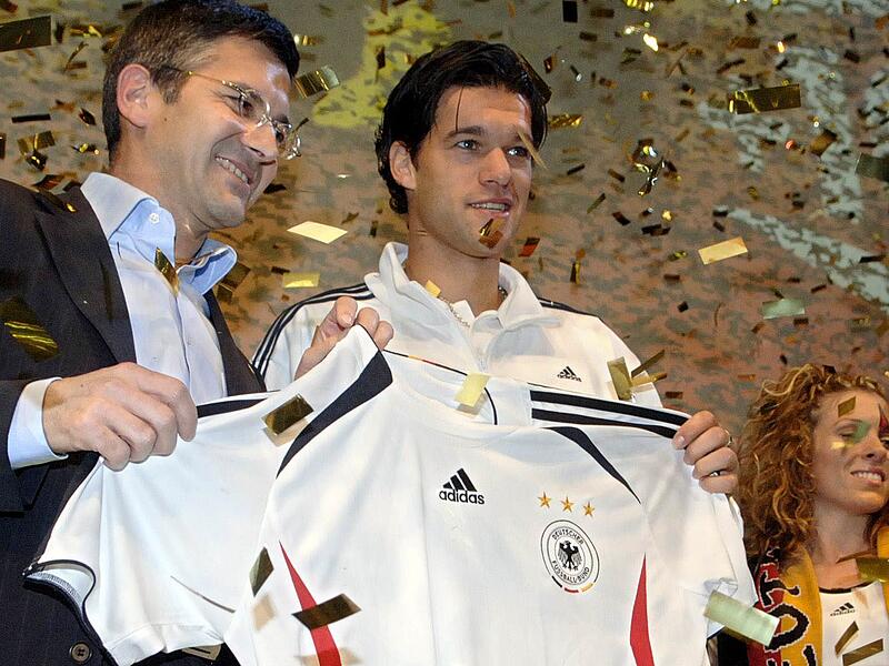 Das Trikot zur Heim-WM 2006: Das Heimtrikot der Fu&szlig;ball-WM 2006 mit schwungvollen Muster an der Seite in den Deutschland-Farben. Michael Ballack (rechts) und dem damaligen Adidas-Boss Herbert Hainer gefiel es.