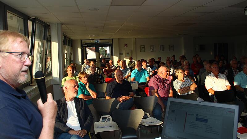 Peter Hochstatter von der Energieagentur informierte darüber, wie man eine größere Sanierung richtig angeht. Peter Hochstatter von der Energieagentur informierte darüber, wie man eine größere Sanierung richtig angeht.