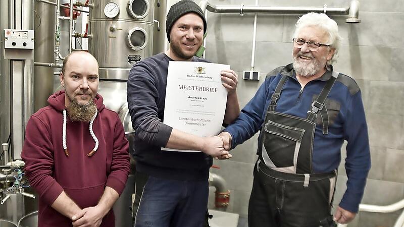Hilmar Schmitt (rechts) gratuliert Andreas Kraus herzlich zu seiner mit Erfolg abgelegten Pr&uuml;fung zum Landwirtschaftlichen Brennmeister. Links steht Maik Pleyer aus Zeil, der sich in der Ausbildung zum Brennmeister befindet.