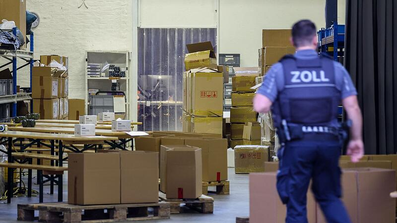 Europaweite Razzia wegen Millionenbetrugs mit Mogel-Handys Europaweite Razzia wegen Millionenbetrugs mit Mogel-Handys