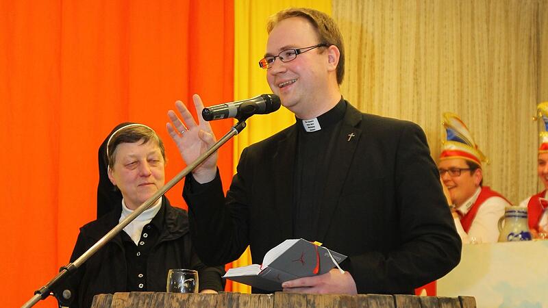 Damals war er noch Kaplan: Andreas Hartung bei einem Faschingsauftritt in Kirchschönbach 2015. Neben ihm auf dem Archivbild steht Schwester Margit Herold. Damals war er noch Kaplan: Andreas Hartung bei einem Faschingsauftritt in Kirchschönbach 2015. Neben ihm auf dem Archivbild steht Schwester Margit Herold.