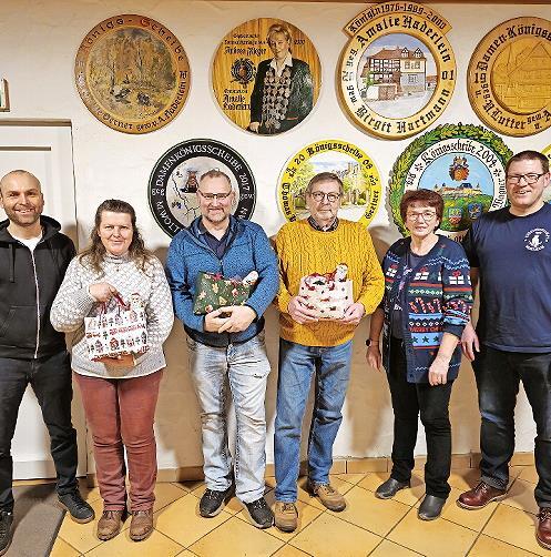 Die Preisträger des Adventsschießens (v.l.): Schießleiter Jan Wagner, die Preisträger Kerstin Schmidt (in Vertretung für Helmut Schmidt), Thomas Schlottke und Arnulf Friedmann mit den Schützenmeistern Petra Haderlein und Alexander Garbarek. Die Preisträger des Adventsschießens (v.l.): Schießleiter Jan Wagner, die Preisträger Kerstin Schmidt (in Vertretung für Helmut Schmidt), Thomas Schlottke und Arnulf Friedmann mit den Schützenmeistern Petra Haderlein und Alexander Garbarek.