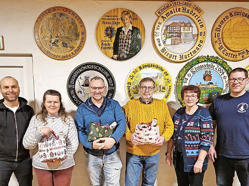 Die Preistr&auml;ger des Adventsschie&szlig;ens (v.l.): Schie&szlig;leiter Jan Wagner, die Preistr&auml;ger Kerstin Schmidt (in Vertretung f&uuml;r Helmut Schmidt), Thomas Schlottke und Arnulf Friedmann mit den Sch&uuml;tzenmeistern Petra Haderlein und Alexander Garbarek.