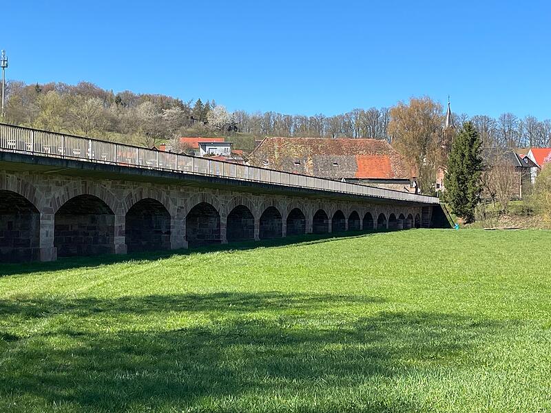 Die drei Saale-Br&uuml;cken zwischen Bad Kissingen und Bad Bocklet m&uuml;ssen f&uuml;r 20,6 Millionen Euro erneuert werden. Baubeginn ist Ende 2027, die Bauzeit betr&auml;gt mehr als zwei Jahre. Im Bild ist die historische Saaleflutbr&uuml;cke bei Gro&szlig;enbrach zu sehen.