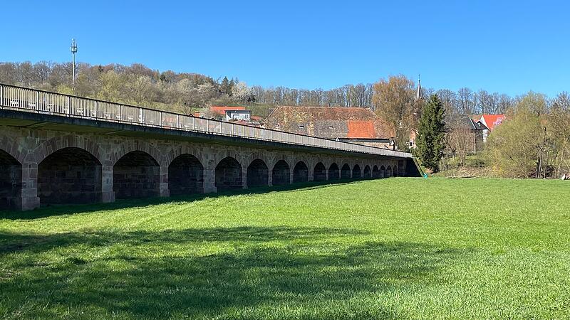 Die drei Saale-Br&uuml;cken zwischen Bad Kissingen und Bad Bocklet m&uuml;ssen f&uuml;r 20,6 Millionen Euro erneuert werden. Baubeginn ist Ende 2027, die Bauzeit betr&auml;gt mehr als zwei Jahre. Im Bild ist die historische Saaleflutbr&uuml;cke bei Gro&szlig;enbrach zu sehen.