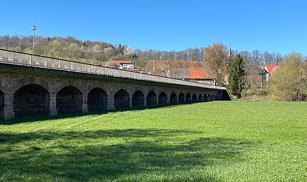 Die drei Saale-Br&uuml;cken zwischen Bad Kissingen und Bad Bocklet m&uuml;ssen f&uuml;r 20,6 Millionen Euro erneuert werden. Baubeginn ist Ende 2027, die Bauzeit betr&auml;gt mehr als zwei Jahre. Im Bild ist die historische Saaleflutbr&uuml;cke bei Gro&szlig;enbrach zu sehen.
