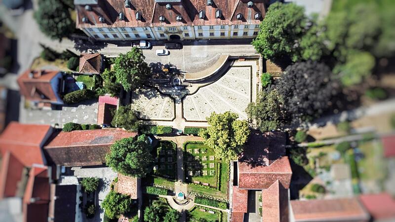 Es ist wie ein Dorf im Dorf: Die Terrassengärten und der Park (rechts) des Schlosses in Oberschwappach sind eine wunderschöne kleine Welt für sich.