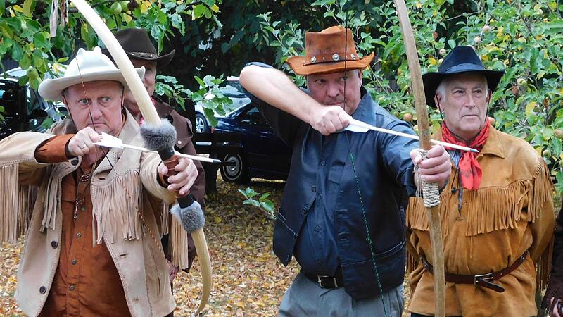 Wolfgang Schaller aus Forstlahm (links) und der Kulmbacher Thomas Vogt beim Bogenschie&szlig;en.