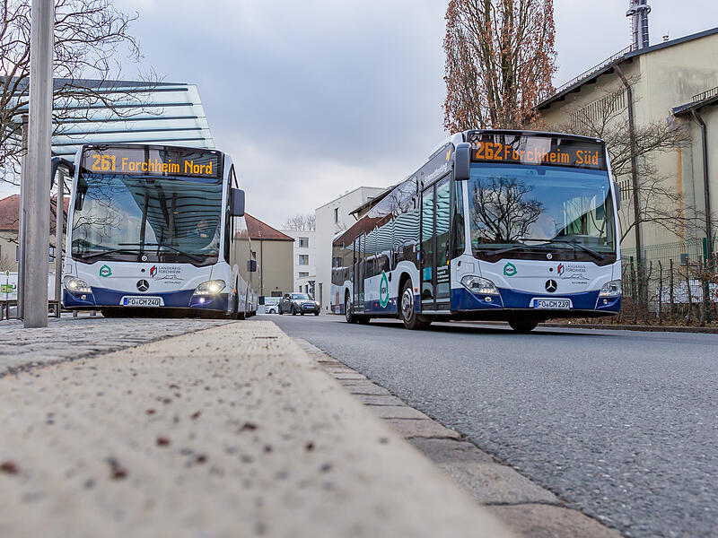 Noch mehr Menschen sollen auf den &Ouml;PNV umsteigen, Forchheim will das mit seinem Stadtbuskonzept schaffen. Macht die Haushaltskrise nun einen Strich durch die Rechnung?