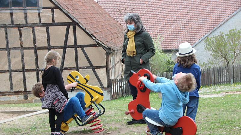 Kinder wollen spielen – auch in Zeiten von Corona. Doch die Maskenpflicht, die durch verschärfte Regeln auch auf den Spielplätzen galt, sorgte nicht nur bei Eltern für einigen Verdruss. Unser Bild entstand am Freitag auf einem öffentlichen Spielplatz in Ebern, wohin Rita Schuhmann eine Gruppe von Mädchen und Buben aus dem Förderzentrum begleitete. Kinder wollen spielen – auch in Zeiten von Corona. Doch die Maskenpflicht, die durch verschärfte Regeln auch auf den Spielplätzen galt, sorgte nicht nur bei Eltern für einigen Verdruss. Unser Bild entstand am Freitag auf einem öffentlichen Spielplatz in Ebern, wohin Rita Schuhmann eine Gruppe von Mädchen und Buben aus dem Förderzentrum begleitete.