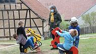 Kinder wollen spielen – auch in Zeiten von Corona. Doch die Maskenpflicht, die durch verschärfte Regeln auch auf den Spielplätzen galt, sorgte nicht nur bei Eltern für einigen Verdruss. Unser Bild entstand am Freitag auf einem öffentlichen Spielplatz in Ebern, wohin Rita Schuhmann eine Gruppe von Mädchen und Buben  aus dem Förderzentrum begleitete.