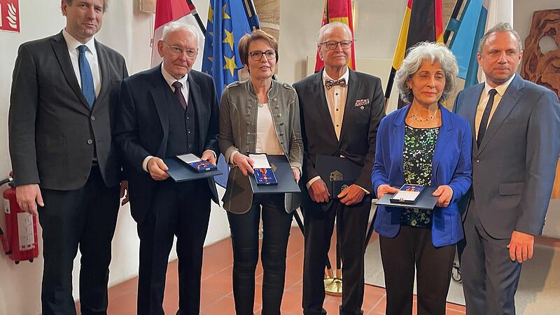 Landrat Hermann Ulm (l.) und Umweltminister Thorsten Glauber (r.) flankieren die neu ernannten Träger des Bundesverdienstkreuzes. Von links: Gerhard Koller, Gerlinde Reichel, Ernst Wölfl und Rajaa NadlerForchheim & Fränkische Schweiz