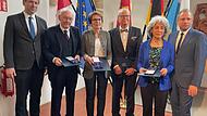Landrat Hermann Ulm (l.) und Umweltminister Thorsten Glauber (r.) flankieren die neu ernannten Träger des Bundesverdienstkreuzes. Von links: Gerhard Koller, Gerlinde Reichel, Ernst Wölfl und Rajaa NadlerForchheim & Fränkische Schweiz Landrat Hermann Ulm (l.) und Umweltminister Thorsten Glauber (r.) flankieren die neu ernannten Träger des Bundesverdienstkreuzes. Von links: Gerhard Koller, Gerlinde Reichel, Ernst Wölfl und Rajaa NadlerForchheim & Fränkische Schweiz