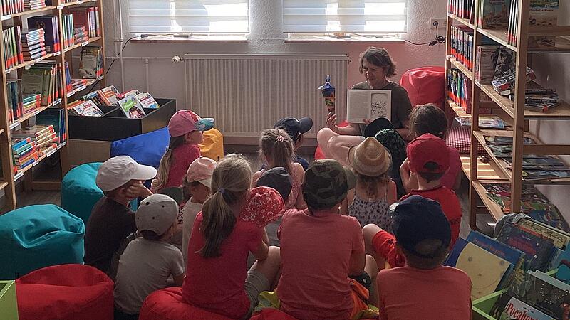 Thekla Heinz liest in der Bücherei den Vorschulkindern des Kindergartens Oberleichtersbach vor.